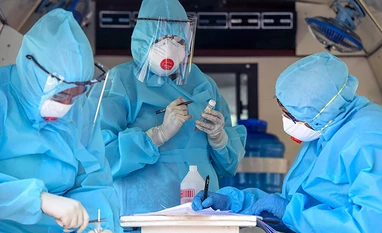 Ensure symptomatic Covid-19 negative patients are retested: Delhi govt medicos, doctors, coronavirus, coronavirus test