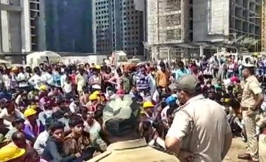 Lockdown: Migrant workers pelt stones at Diamond Bourse office in Surat Surat