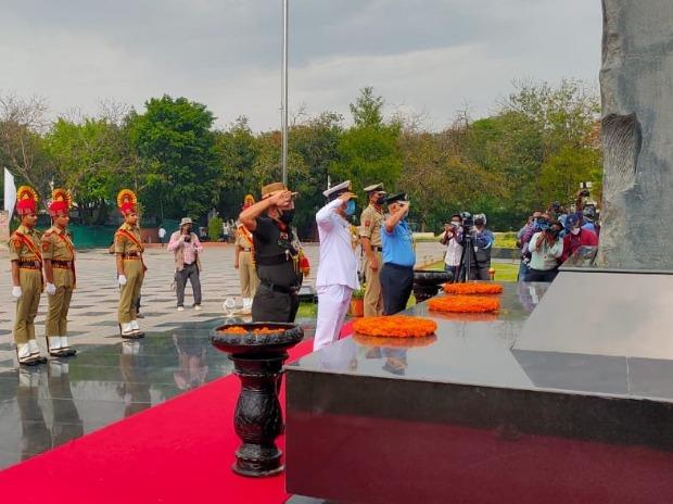 Representatives of Tri-Service Chiefs- Maj Gen Alok Kacker, Rear Admiral McCarthy and Air Vice Marshal PK Ghosh paid tribute at National Police Memorial today Representatives of Tri-Service Chiefs- Maj Gen Alok Kacker, Rear Admiral McCarthy and Air Vice Marshal PK Ghosh paid tribute at National Police Memorial today