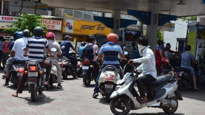 lockdown, coronavirus, petrol pump Rush at petrol pump in Preet Vihar (Photo- Sanjay K. Sharma)