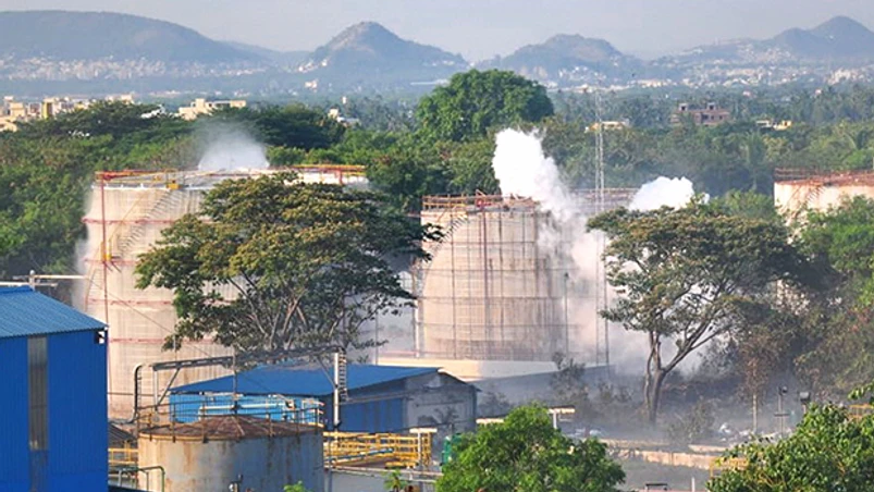 Vizag gas leak, LG Polymer, LG Chem Visakhapatnam gas leak, Vizag Vapour billows out from LG Polymers industry after a major chemical gas leak, in RR Venkatapuram village, Visakhapatnam. Photo: PTI