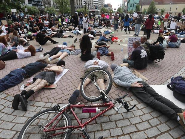 Des manifestants s'allongent sur le sol de la place publique de Wilkes-Barre, simulant la position dans laquelle se trouvait George Floyd juste avant sa mort Des manifestants s'allongent sur le sol de la place publique de Wilkes-Barre, simulant la position dans laquelle se trouvait George Floyd juste avant sa mort