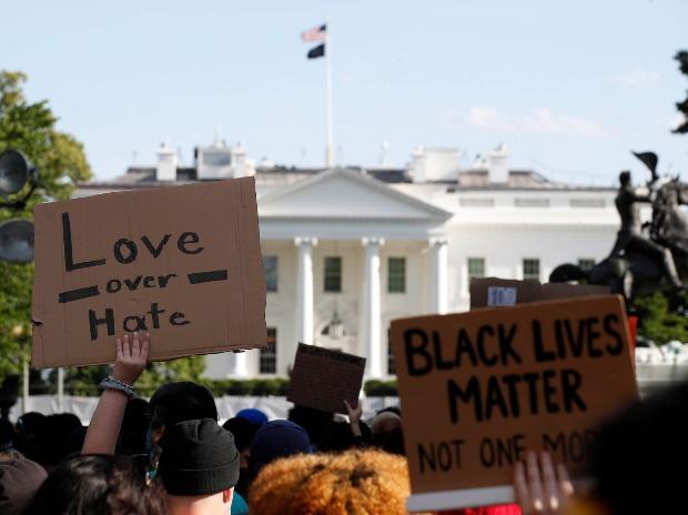 Des manifestants se rassemblent près de la Maison Blanche à Washington DC pour protester contre la mort de George Floyd Des manifestants se rassemblent près de la Maison Blanche à Washington DC pour protester contre la mort de George Floyd
