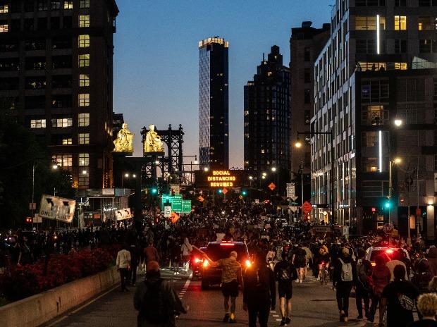 Rassemblement de manifestants contre la mort de George Floyd en garde à vue à Minneapolis, près du pont de Manhattan dans le quartier de Brooklyn à New York Rassemblement de manifestants contre la mort de George Floyd en garde à vue à Minneapolis, près du pont de Manhattan dans le quartier de Brooklyn à New York