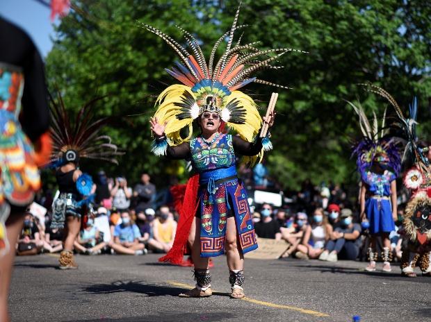Des manifestants se rassemblent devant la résidence du gouverneur du Minnesota suite au décès de George Floyd, en garde à vue à St Paul, Minnesota, États-Unis. Des manifestants se rassemblent devant la résidence du gouverneur du Minnesota suite au décès de George Floyd, en garde à vue à St Paul, Minnesota, États-Unis.