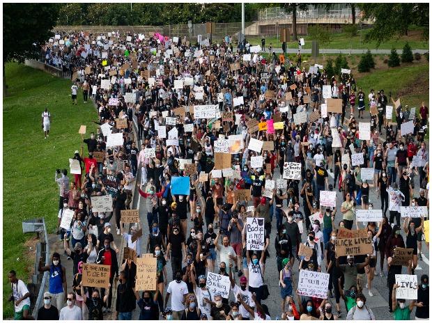 Des militants remplissent Spring Street alors qu'ils marchent vers le centre-ville d'Atlanta, protestant contre la mort récente de George Floyd Des militants remplissent Spring Street alors qu'ils marchent vers le centre-ville d'Atlanta, protestant contre la mort récente de George Floyd
