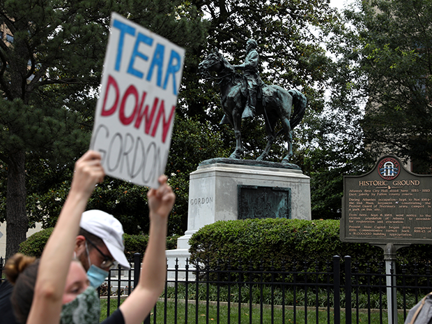 Les gens se rassemblent pour protester contre le retrait d'une statue confédérée de John B. Gordon au Capitole d'Atlanta, Géorgie, États-Unis Les gens se rassemblent pour protester contre le retrait d'une statue confédérée de John B. Gordon au Capitole d'Atlanta, Géorgie, États-Unis