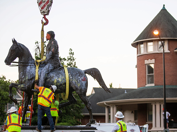 La statue de John B. Castleman est préparée pour être retirée du piédestal où elle s'est trouvée pendant plus de 100 ans, Kentucky, États-Unis. La statue de John B. Castleman est préparée pour être retirée du piédestal où elle s'est trouvée pendant plus de 100 ans, Kentucky, États-Unis.