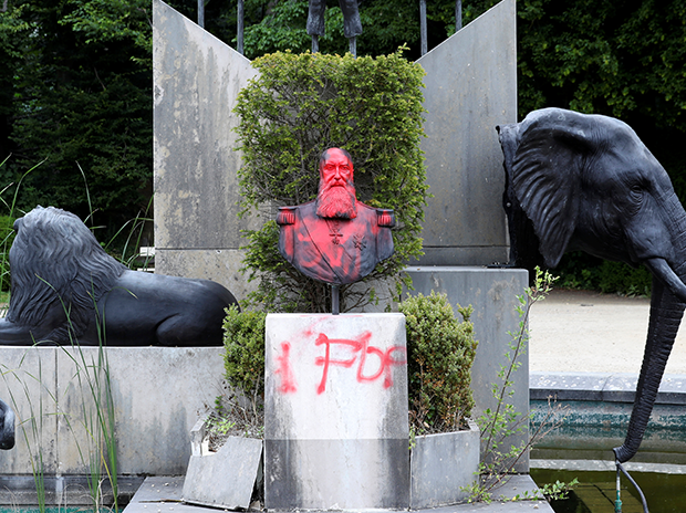 Une statue de l'ancien roi belge Léopold II recouverte d'un graffiti est visible dans le parc du Musée de l'Afrique, en Belgique. Une statue de l'ancien roi belge Léopold II recouverte d'un graffiti est visible dans le parc du Musée de l'Afrique, en Belgique.