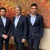 Mahindra Group Chairman Anand Mahindra flanked by Hapramp co-founders Pratyush Singh (extreme left) and Shubhendra Vikram