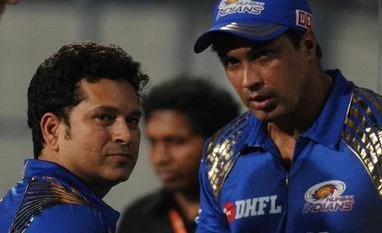 Former cricketer Robin Singh fined, car seized for violating lockdown Robin Singh with Sachin Tendulkar