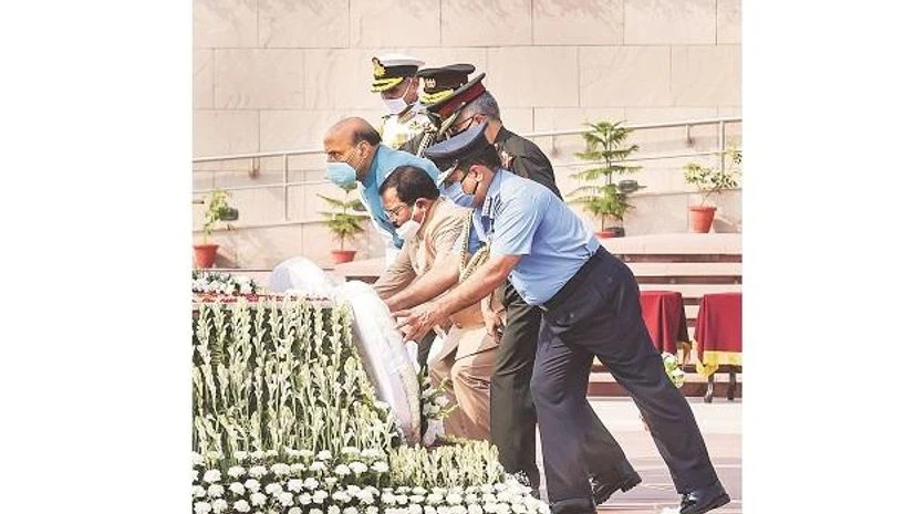 Defence Minister Rajnath Singh pays tribute to the martyrs of Kargil war at the National War Memorial Defence Minister Rajnath Singh pays tribute to the martyrs of Kargil war at the National War Memorial in New Delhi on Sunday (Photo: PTI)