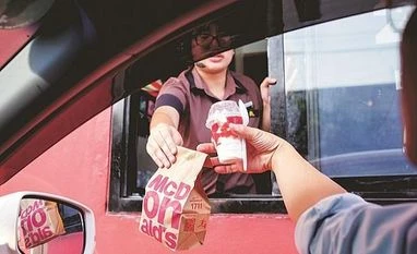 Drive-through restaurant biz zooms over 400% during Covid-19 pandemic drive through, drive through restaurants, mcdonald's