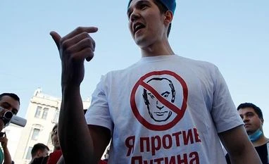 20 people detained at unauthorised rally of Navalny supporters in Moscow russia protest, putin, governor Sergei Furgal