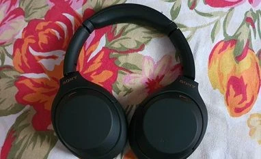 The Sony WH-1000XM4 looks similar to the WH-1000XM3; its design is minimal and the headphones have matte texture all around for a premium profile The Sony WH-1000XM4 looks similar to the WH-1000XM3; its design is minimal and the headphones have matte texture all around for a premium profile