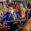 Priyanka Gandhi pushing against the police barricade at DND in Noida