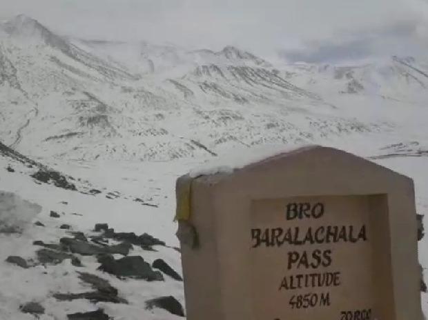 Zing Zing Bar and Baralacha Pass in Lahaul Spiti receive snowfall Zing Zing Bar and Baralacha Pass in Lahaul Spiti receive snowfall