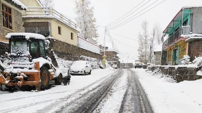 Snowfall, Himachal Snowfall continues in Lahaul-Spiti district; Keylong area receives 8 inches of snowfall