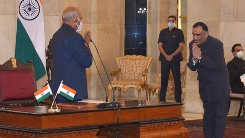 Yashvardhan Kumar Sinha Yashvardhan Kumar Sinha, the new Chief Information Commissioner, greets President Ram Nath Kovind after taking the oath. Photo: Twitter
