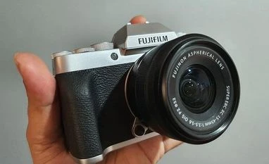 Fujifilm X-T200 review The Fujifilm XT-200 looks similar to the predecessor, the X-T100, but with better in-hand grip and improved electronic viewfinder (EVF)