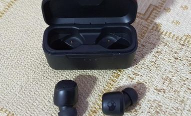 Skullcandy Spoke earbuds The Skullcandy Spoke has a minimal design with everything restricted to basic