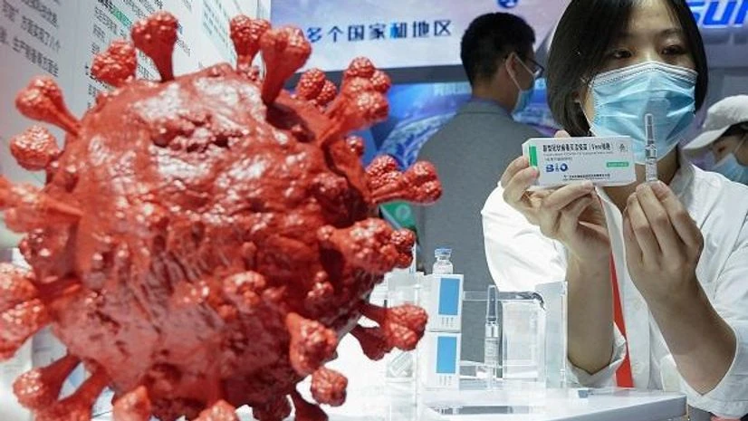 Coronavirus, vaccine An employee displays a coronavirus vaccine candidate from China National Biotec Group (CNBG), during the 2020 China International Fair for Trade in Services (CIFTIS) at Beijing Olympic Park on September 5, 2020 in Beijing. Photo: Bloomberg