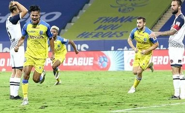 Kerala's stoppage time goal salvages 1-1 draw, prolongs East Bengal's wait Kerala Blasters, ISL