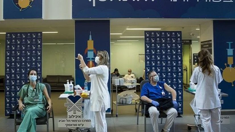 coronavirus, israel Medical workers vaccinate medical stuff members against Coronavirus at Tel Aviv Sourasky Medical Center as Israel starts the COVID 19 vaccination campaign in Tel Aviv. Photo: Bloomberg