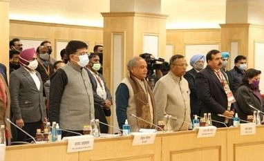 Ministers meet farmer groups to break deadlock; unions insist on repeal farmers