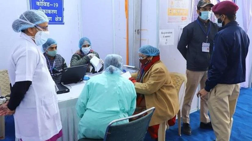 Health Minister Harsh Vardhan Dr. Harsh Vardhan, Union Minister of Health and Family Welfare visited the vaccination site at Sir Gangaram Hospital, New Delhi. | Photo: Health Ministry
