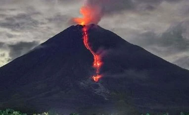 Indonesian volcano unleashes river of lava in new eruption: Report Indonesia volcano eruption