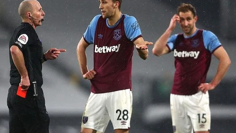 Mike Dean, referee, football, red card Mike Dean, referee, football, red card