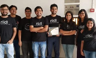 Riidl Gaurang Shetty, Chief Innovation Catalyst and CEO at riidl (Centre, with certificate) and other team members