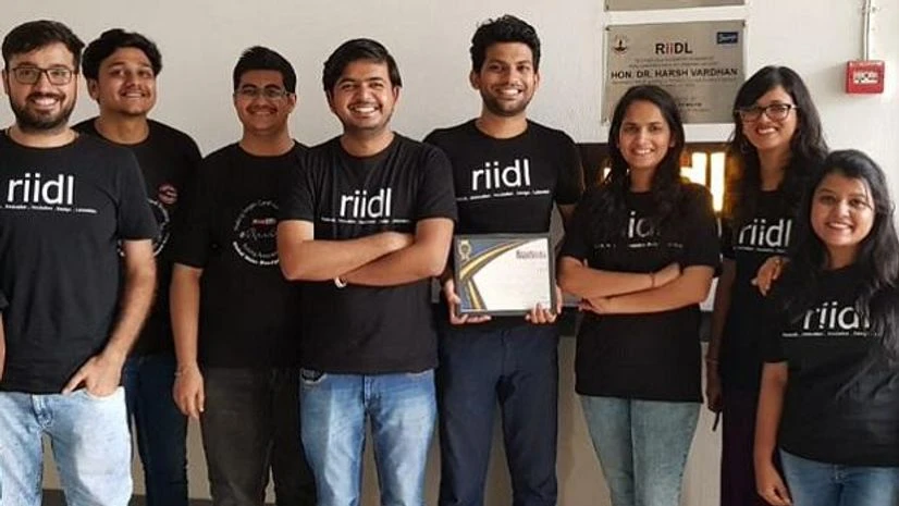 Riidl Gaurang Shetty, Chief Innovation Catalyst and CEO at riidl (Centre, with certificate) and other team members