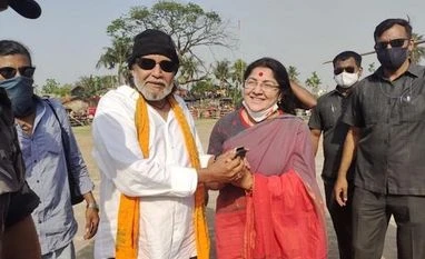 Mithun casts vote, congratulates security personnel for peaceful voting Mithun Chakraborty, Locket Chatterjee