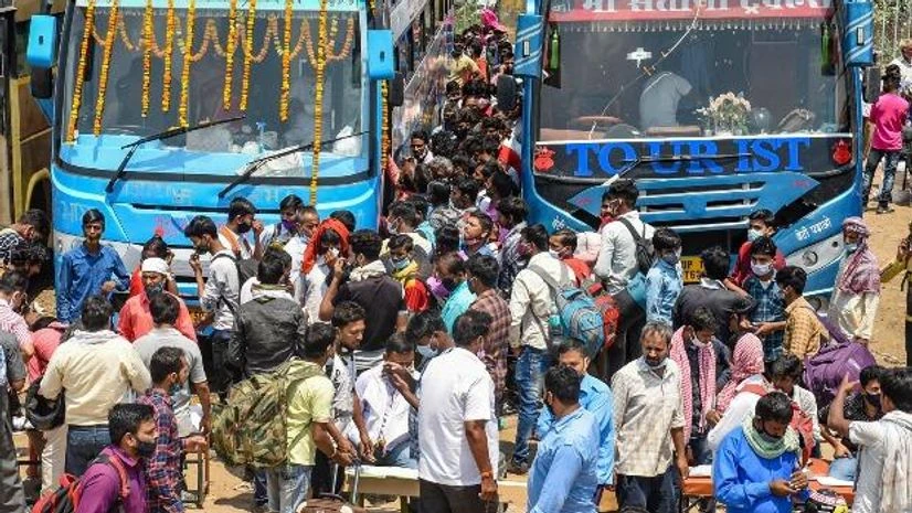 lockdown, coronavirus, Migrant workers Migrants board buses to leave for their native places amid a surge in Covid-19 cases, at Rajiv Chowk in Gurugram