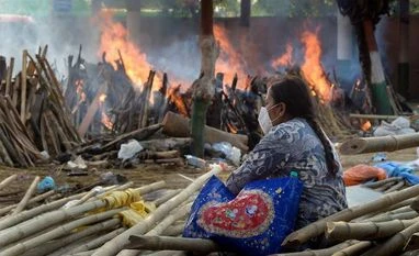 India reports smallest rise in Covid-19 deaths since mid-March cremation