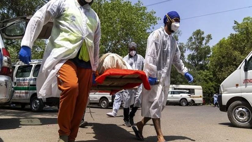 Covid-19, covid-19 patient People carry the body of a deceased Covid-19 patient into a crematorium