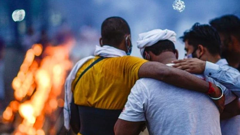 Coronavirus, covid, cremation An unidentified group reacts at the cremation of a Covid-19 victim in Delhi