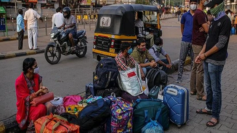 Poverty, Coronavirus People sit outside Pune railway station during lockdown restrictions imposed by the state government in Pune, Maharashtra, India, on Thursday, May 6, 2021. Serum, the worlds largest vaccine maker based in Pune, will deliver 220 million doses to India