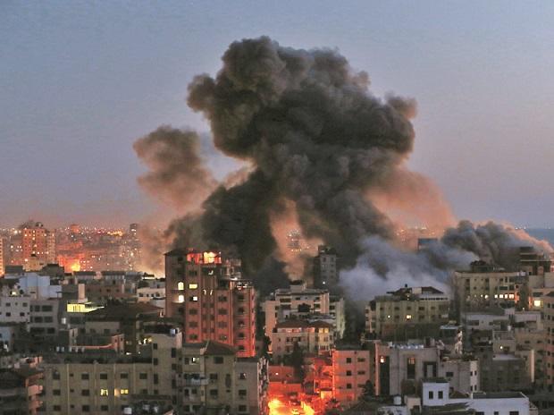 Deadly night of violence flares as 1,000 rockets fired towards Israel