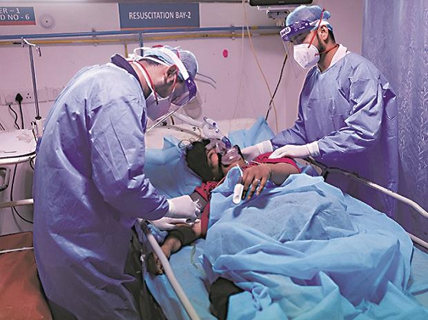 Hospitalisation rate stabilised, current wave may have peaked: Delhi min