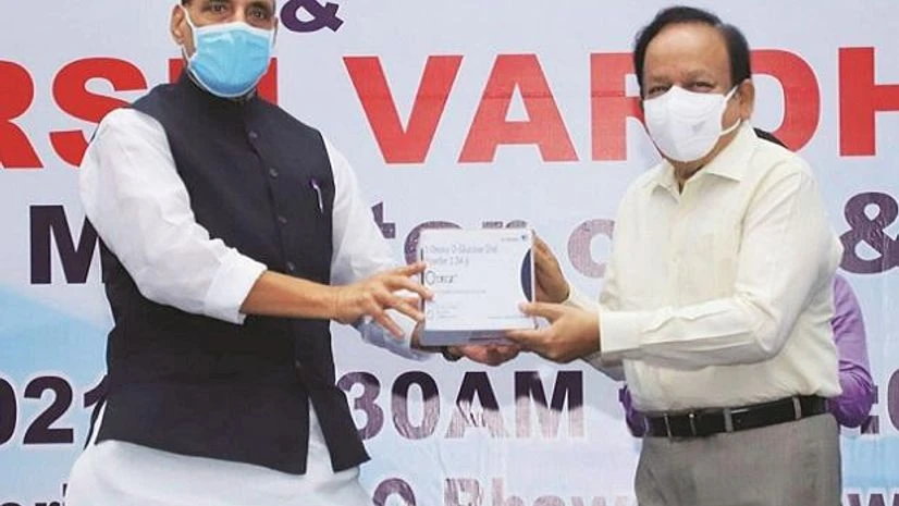Union Defence Minister Rajnath Singh hands over to Health Minister Harsh Vardhan the newly launched anti-Covid drug 2DG, developed by DRDO, on Monday. Photo: PTI Union Defence Minister Rajnath Singh hands over to Health Minister Harsh Vardhan the newly launched anti-Covid drug 2DG, developed by DRDO, on Monday. Photo: PTI