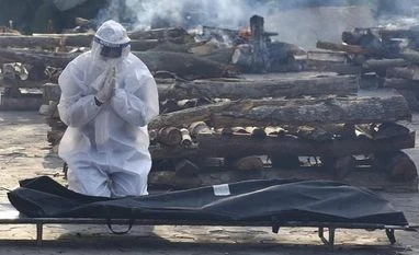 Why daily coronavirus deaths are high in India despite low cases? Funeral