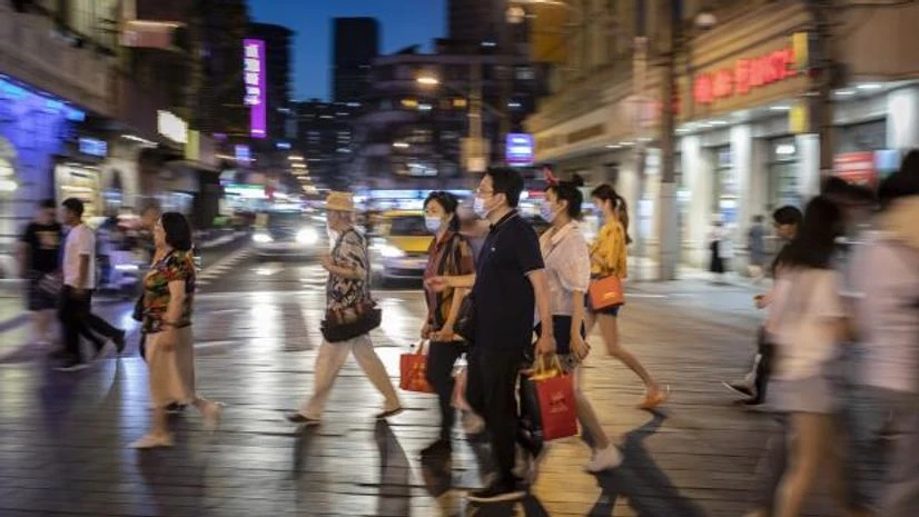 shanghai Shoppers and pedestrians walk along Nanjing Road in Shanghai (Photo: Bloomberg)