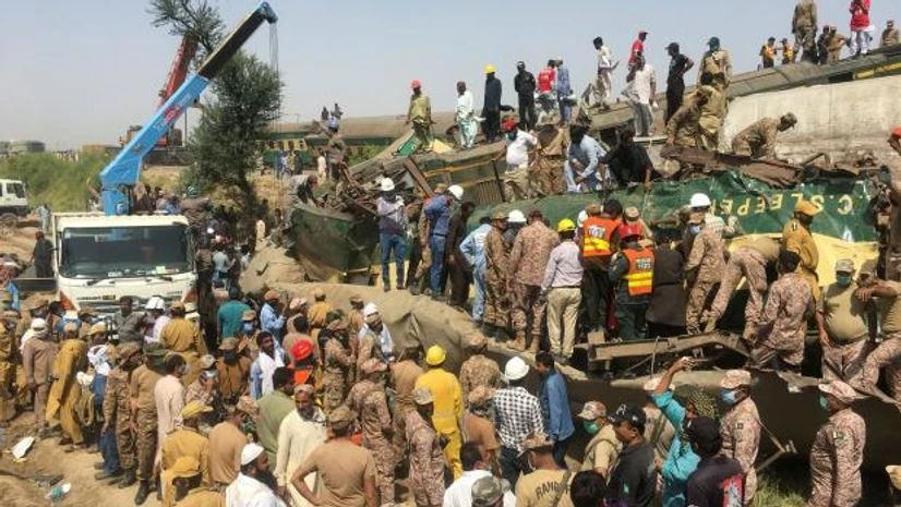 train accident pakistan Paramilitary soldiers and rescue workers search for the victims at the site following a collision between two trains in Ghotki, Pakistan (Photo: Reuters)