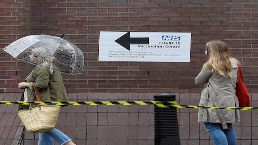 Coronavirus, UK, People queue in the rain to receive vaccination amid the spread of the coronavirus disease pandemic, London (Photo: Reuters)
