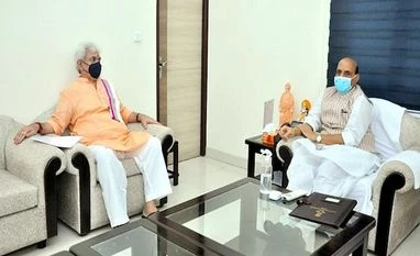 Only objective is to accelerate economic development of J-K: L-G Jammu and Kashmir Lieutenant Governor Manoj Sinha calls on Defence Minister Rajnath Singh in New Delhi on Sunday. (ANI Photo)