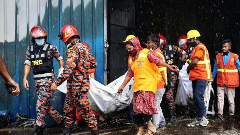 Rescue workers Rescue workers carry the bodies that were recovered after a fire broke out at a factory of Hashem Foods Ltd in Rupganj, Narayanganj district, on the outskirts of Dhaka (Photo: Reuters)