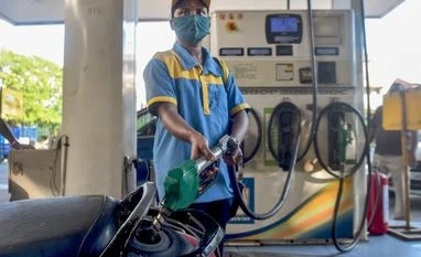 Petrol, diesel price continues to remain unchanged after duty cuts fuel station